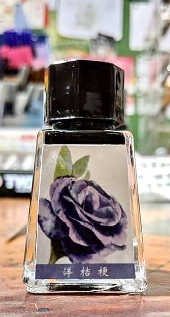 YaChingLai2's tweet photo. @MamidukaPonzu Yachingstyle has 2 versions for Bellflower ink! 
One is before Covid, one is after ! https://t.co/RH85rrnOl1