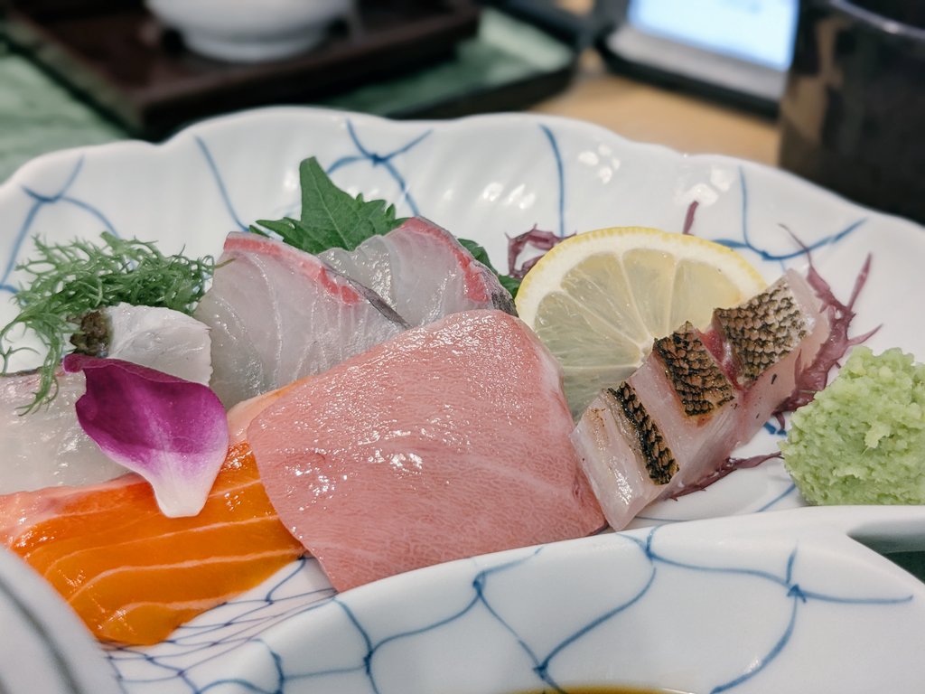 Pp1Zf1's tweet photo. 母の日って事でのオカンリクエスト。⁡
⁡「塚本鮮魚店」⁡ ⁡
⁡ホントは昨日行く予定だったけど、ワタシが夜勤明けで爆睡かましてたので今日になりました。⁡
⁡⁡
⁡食べたいものを食べられるって幸せだ。⁡
⁡⁡
#母の日 #いつもありがとうございます #健康第一 #いやマジで #塚本鮮魚店 https://t.co/0TVklji2dP