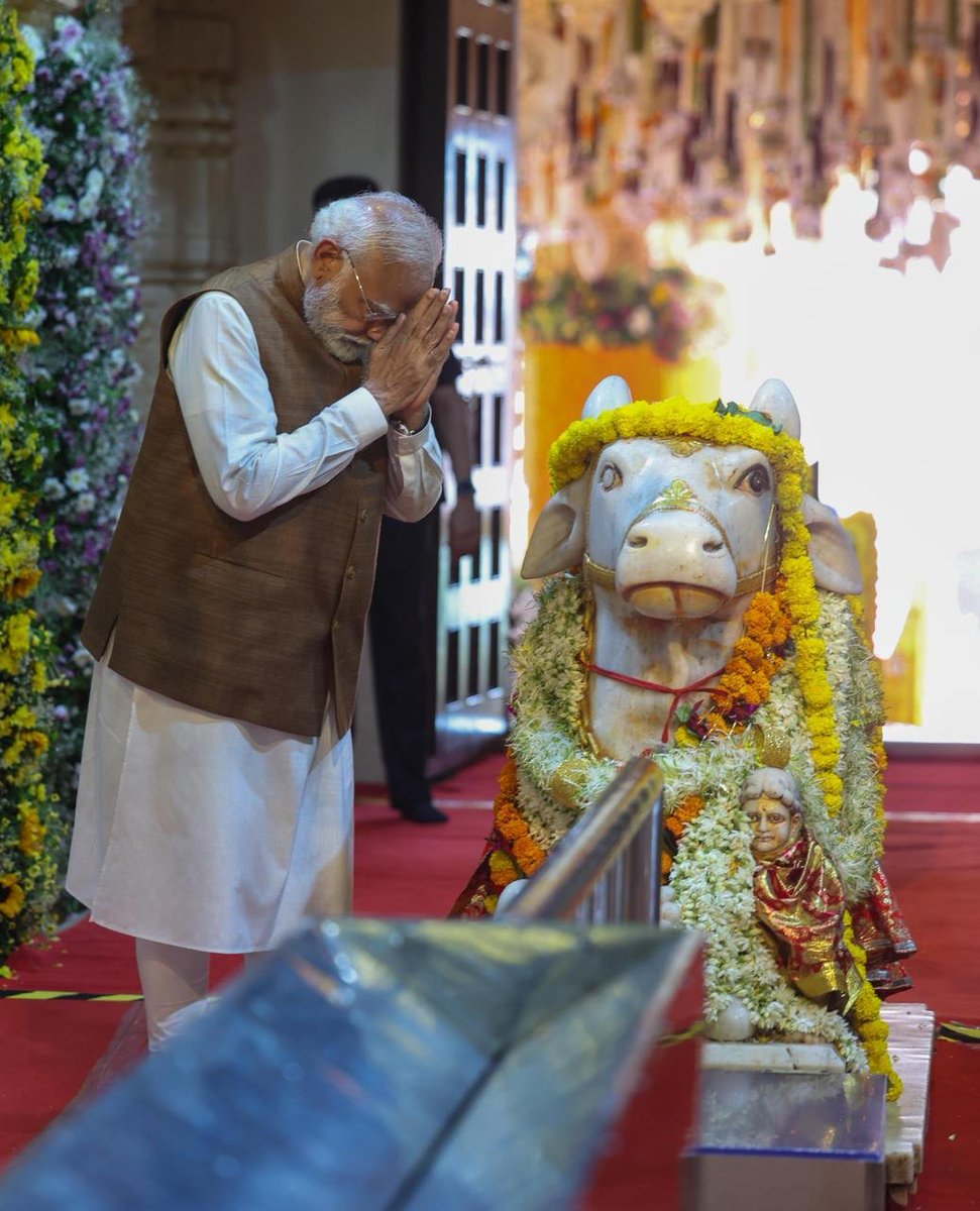 सोमनाथ की भव्य और दिव्य पावन धरा पर महादेव के चरणों में महापूजा और कुंभाभिषेक का परम सौभाग्य प्राप्त करना जीवन के अत्यंत भावपूर्ण और अविस्मरणीय क्षणों में से एक है। ईश्वर रूपी जनता जनार्दन का स्मरण करते हुए महादेव के दर्शन और पूजन का यह अलौकिक अवसर, हृदय को अनंत आध्यात्मिक ऊर्जा,