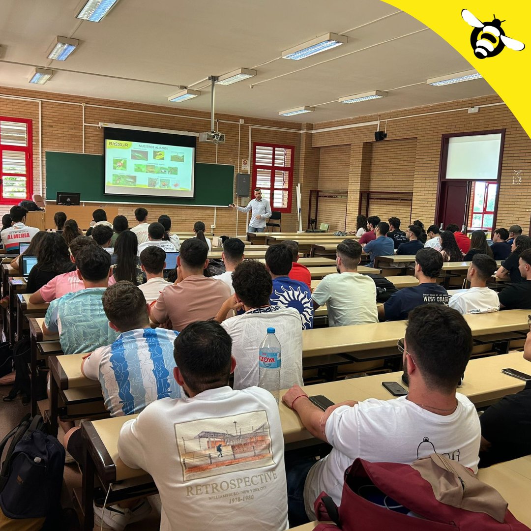 biosurPA's tweet photo. Nuestro Director Técnico Agrícola, Víctor Molina, impartiendo una masterclass a los alumnos de 4º de 𝐈𝐧𝐠𝐞𝐧𝐢𝐞𝐫𝐢́𝐚 𝐀𝐠𝐫𝐢́𝐜𝐨𝐥𝐚 𝐝𝐞 𝐥𝐚 𝐔𝐀𝐋, compartiendo conocimientos, experiencia y las últimas innovaciones del control biológico. 🌱🎓 https://t.co/xWldoBl2yd