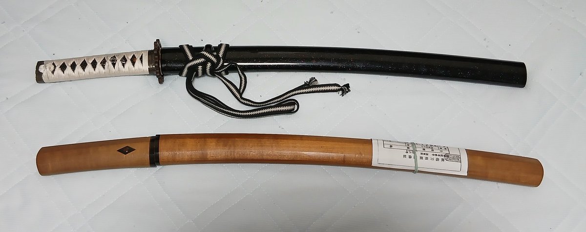 Murakumo1206's tweet photo. 届いた～！！！

現代刀で歴史ある刀ではないけれど、凄く綺麗な御刀！

鞘も黒蝋色ではなく、螺鈿微塵に仕上げて頂き、光の角度でキラキラします！

これを魚に飲む酒がうまい！！ https://t.co/lpsb3Og8X3