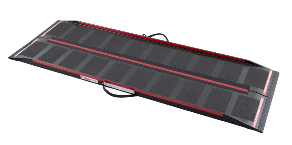 gomutimesweb's tweet photo. DUNLOPは5月7日、車いす用可搬形スロープ｢DUNLOPスロープ｣を6月より販売開始すると発表。同製品は6年ぶりの新製品。同社の長期経営戦略が掲げる、多様な社会ニーズに寄り添い応える「共感商品」の一つとして開発。介護現場での使用を想定、軽量で扱いやすい操作性とさらなる剛性を両立させた。 https://t.co/zTLbFnJCeB