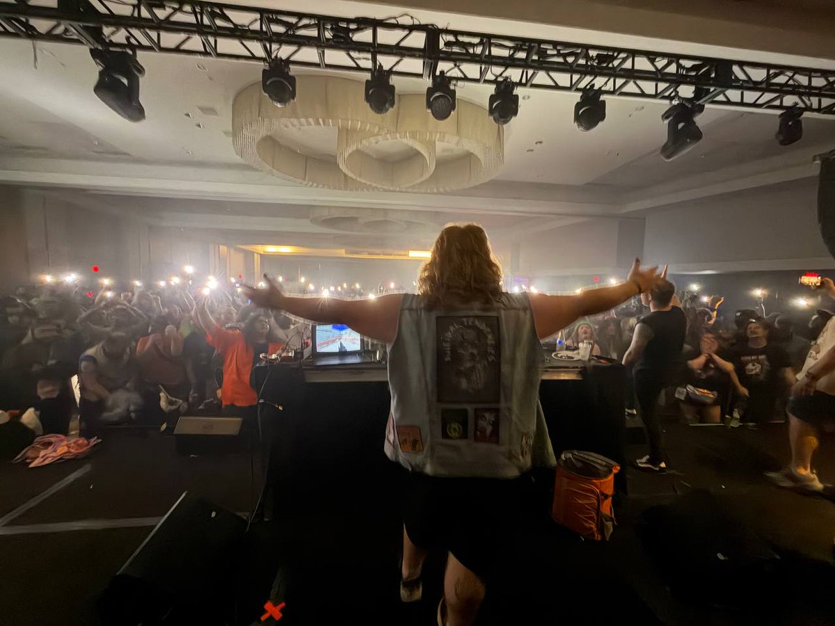 BeerDude69's tweet photo. Hope everyone at undead dog had fun love u guys gn https://t.co/Zqw3fYsYv0
