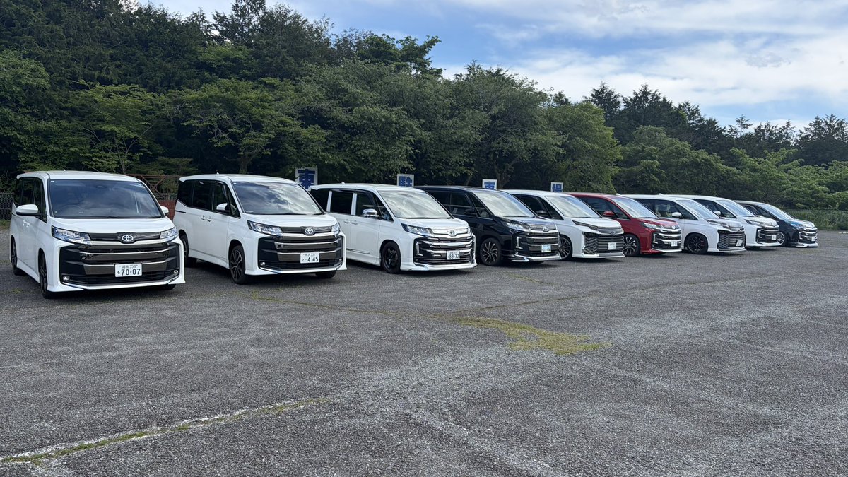 hirohiro_HMT's tweet photo. 土曜日は、昼飯メンバーのFrank氏、King氏と初めて出会った始まりの地もちやへオフ会でした✨久しぶりのロングドライブで充実出来ました✌️@kotohimenoah さん素敵な企画ありがとうございました✨✨ #トヨタノア https://t.co/PUnWE6xjJo