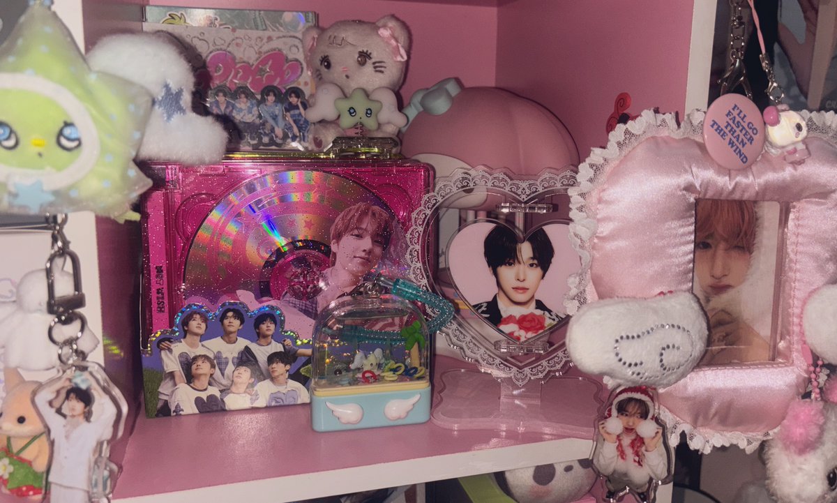 ppangryon's tweet photo. more shelf remodeling :3 i really like my illit corner https://t.co/upZDhPWXDg