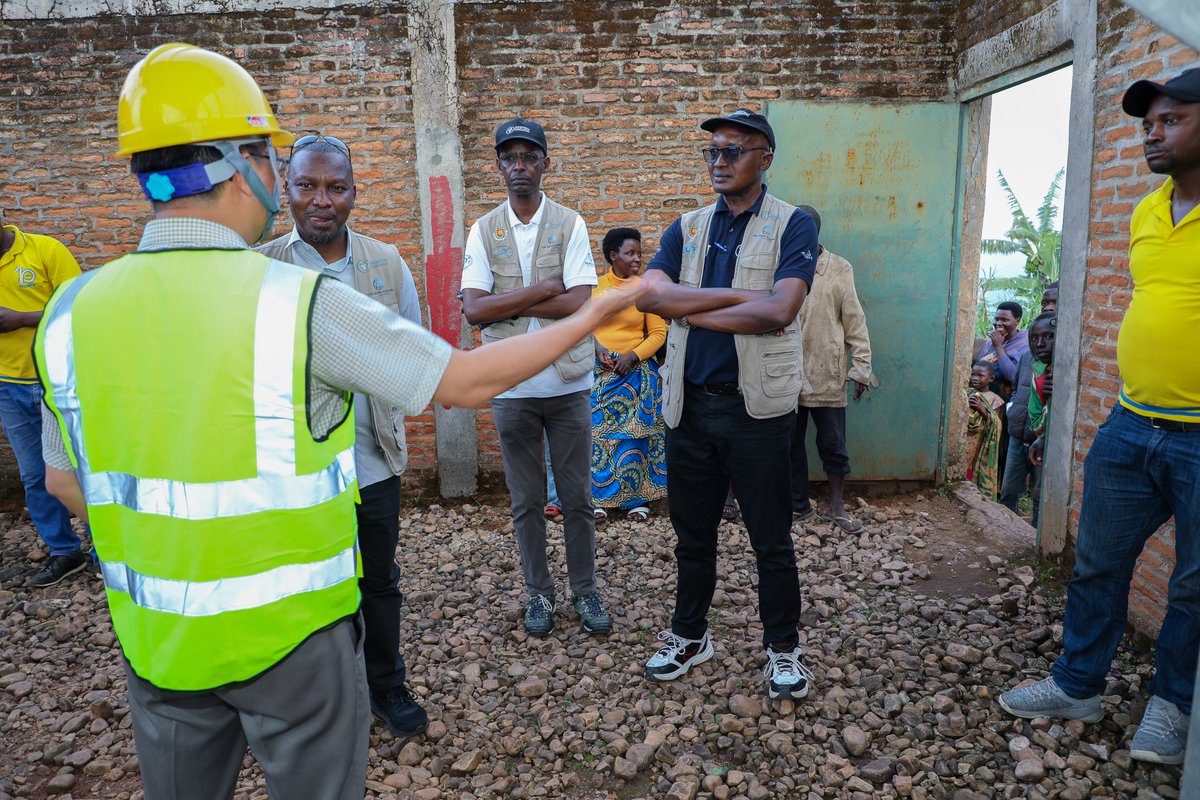 seticburundi's tweet photo. @ARCTBDI @FsuBurundi @PafenBurundi @FinancesBdi #SETIC 3/3 @viettel_burundi a signé un contrat de 4.37M USD pour assurer la connectivité sur 86 collines. @BurundiGov @FinancesBdi @Banquemondiale https://t.co/fS8CLTBKsC