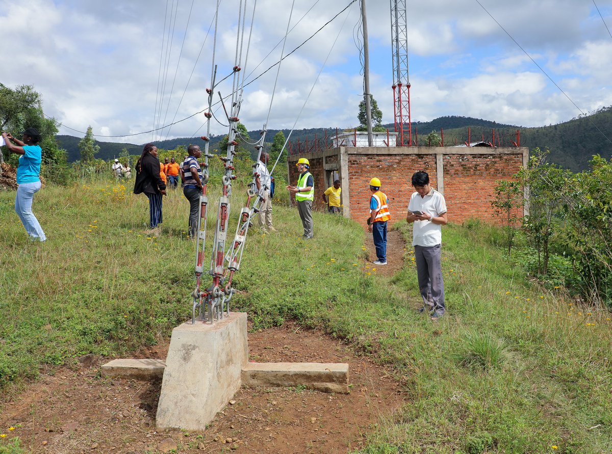 seticburundi's tweet photo. @ARCTBDI @FsuBurundi @PafenBurundi @FinancesBdi #SETIC 3/3 @viettel_burundi a signé un contrat de 4.37M USD pour assurer la connectivité sur 86 collines. @BurundiGov @FinancesBdi @Banquemondiale https://t.co/fS8CLTBKsC