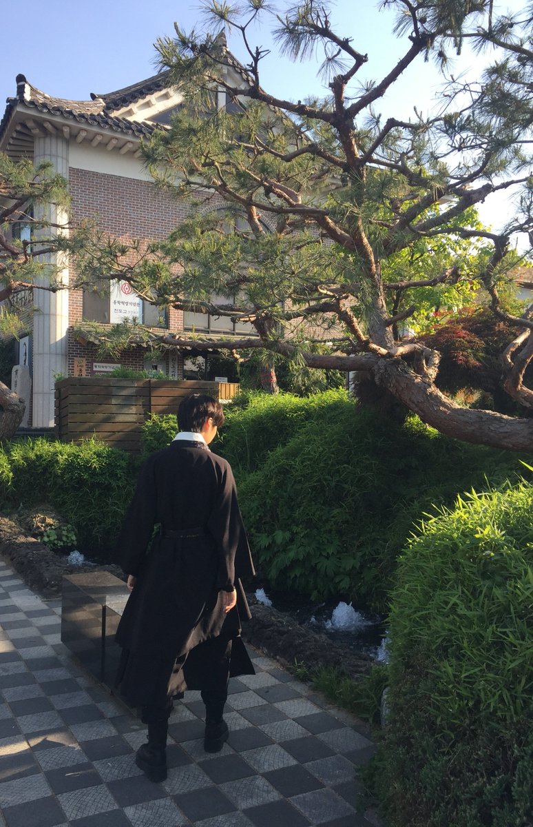 common__gull's tweet photo. 전주 한옥마을 이번에 펀딩했던 천의무봉 철릭+조선해 입고 갔는데 가족들이 한복 빌릴 때 직원 분들이 너무 이쁘다며 어디 제품이냐고 물어보셔서 신나게 영업하고 왔다
생활한복 최고입니다 https://t.co/Fdk32k2029