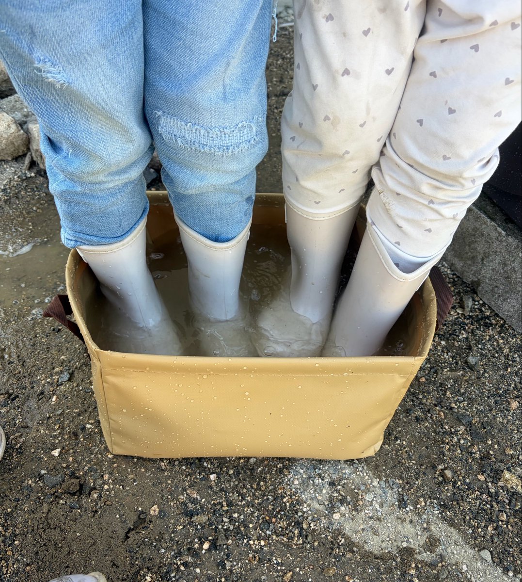 ダイソーのキャンプバケツが便利✨
軽量で折り畳めて持ち運び簡単‼️

これから夏の海水浴☀️砂まみれのサンダルも足もザブザブ洗える🚿濡れたものを入れて帰ってもOK🙆‍♀️私は週末の上履き洗い、風呂場から外へ運ぶのに欲しくて😂
本来は水と氷入れてドリンク冷やしてｲｹｲｹキャンプ使いもできます🏕️🍻