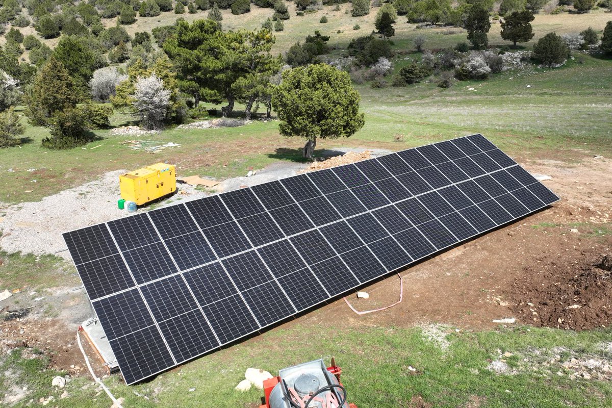 ayseunluce's tweet photo. Güneşin gücünü kırsal mahallelerimiz için enerjiye dönüştürüyoruz.

Mihalıççık Narlı ve Sivrihisar Sadıkbağı mahallelerimizde GES sistemlerini devreye aldık.

Artık sondaj kuyularımızın enerji ihtiyacı güneşten karşılanıyor. Böylece hem enerji tasarrufu sağlıyor hem de karbon salımını azaltıyoruz. 

Doğayla uyumlu, sürdürülebilir ve güçlü bir Eskişehir için yenilenebilir enerji yatırımlarımızı sürdürüyoruz.