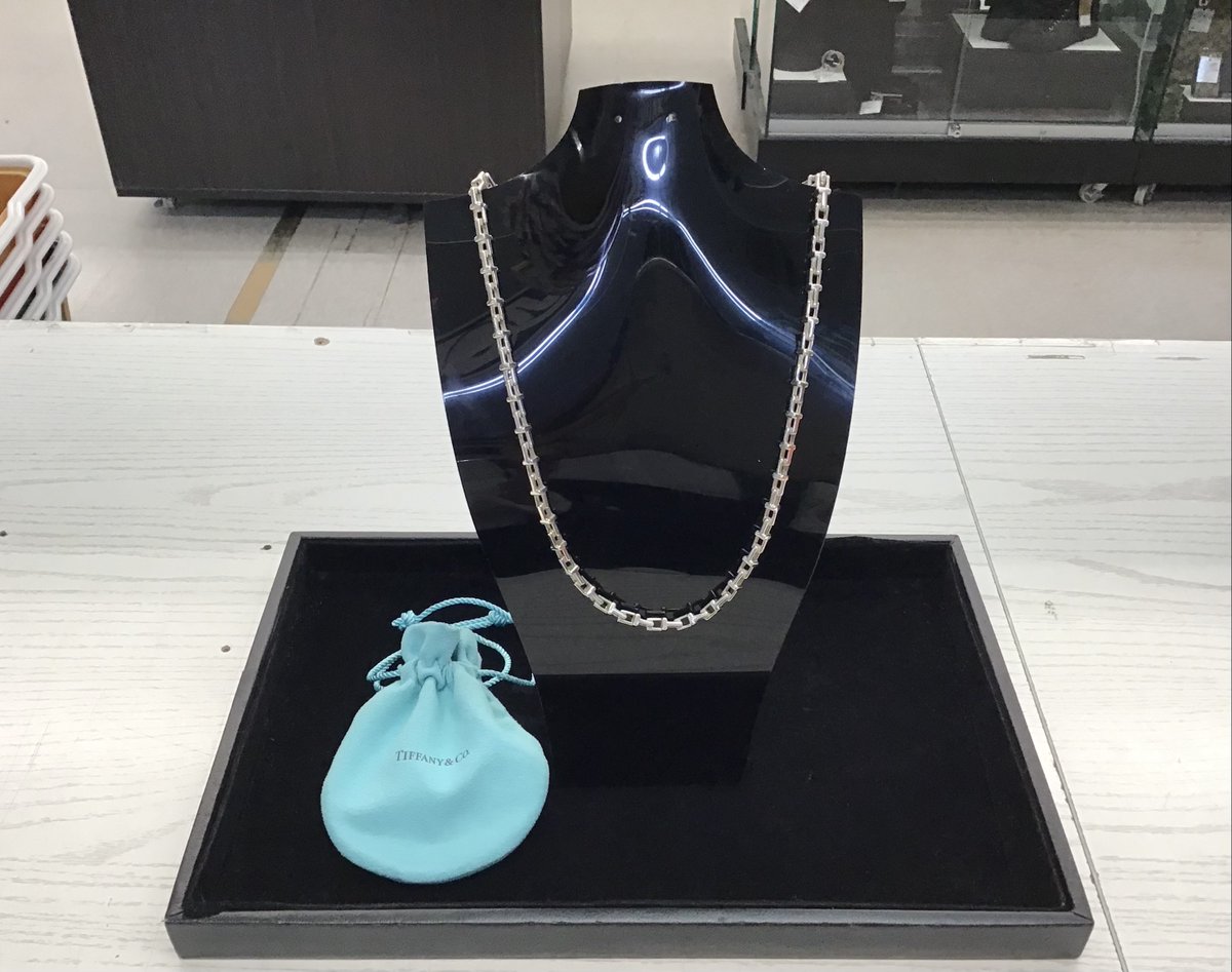 toretoru_f's tweet photo. ＼本日のオススメ✨👀／
TiffanyのTナローチェーンネックレス⛓️✨
シンプルなのに圧倒的な存在感。
ユニセックスで使えるから、これ一本で決まるシルバーアイテムです。💍✨
店頭でお待ちしております。

#とれとる米原
#古着
#Tiffany https://t.co/8meqYYD8bN