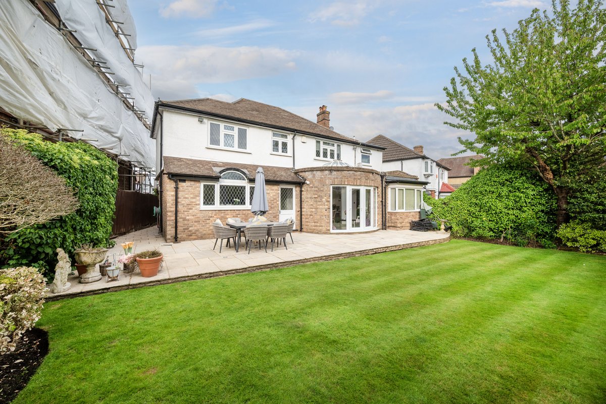 MillHillAgent's tweet photo. 🏡✨ NEW INSTRUCTION 

📍 Oakleigh Gardens, Edgware, HA8

💰 £1,375,000

A rare opportunity to purchase this beautifully presented detached family home, situated in a highly sought after cul-de-sac just moments from Edgware’s shops, restaurants and Northern Line Station 🚇 https://t.co/faEnQmr9nH