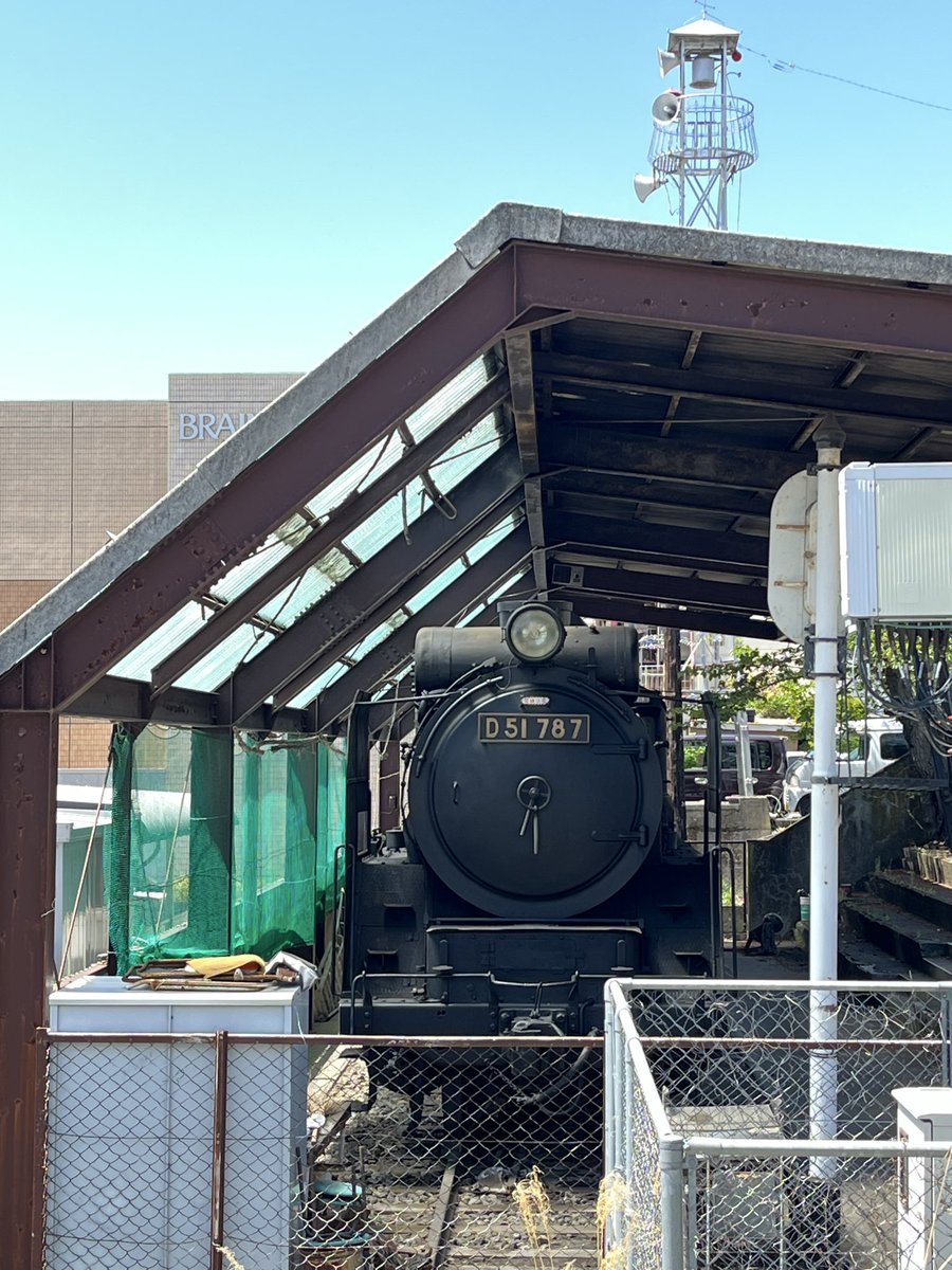 takatetsu52's tweet photo. 昨日は柳枝師匠の会「あさま寄席」に参りました。「エコールみよた」は、程よいサイズのホールのある綺麗な施設。
御代田は落語以外にも、火の見櫓や静態保存のD51、スイッチバック式の駅だった頃の名残もあり、私にとって楽しいところ。
寄席に加え、その前の高原の爽やかな散歩も楽しめました。 https://t.co/YjlZhvTEJq
