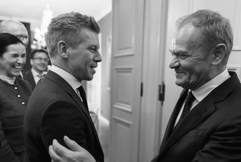 SOS_projevu's tweet photo. Německý novinář Michael Thoma (via @sfglucon) publikoval investigaci o tom, jak se Polsko v čele s premiérem Tuskem angažovalo v ovlivňování maďarských voleb a v prosazování falešného narativu o ruské intervenci - stejný model, který byl použit před lety proti Trumpovi. Svoji roli sehrálo i médium VSquare se sídlem ve Varšavě, které je financované ze zdrojů blízkých několika vládám.
Oficiálním českým partnerem VSquare je web Investigace, který s polskou Fundacja Reporterów, maďarskými Átlátszó a Direkt36 a slovenským Investigatívnym centrom Jána Kuciaka tvoří základ sítě. Do spolupráce jsou zapojeni Pavla Holcová, Zuzana Šotová a Josef Šlerka. S VSquare spolupracuje a jejich výstupy ochotně šíří i web Hlídací pes a jejich redaktor Vojtěch Berger.
"Jak koordinovaná síť oficiálních prohlášení, narativů státních médií a státem sladěných investigativních platforem pomohla vykreslit maďarské volby 2026 jako geopolitickou bitvu o ruský vliv – a to pomocí metod nápadně podobných modelu, který používá EU. Tento článek zkoumá polské aktivity ... prostřednictvím analytického rámce stanoveného ve 3. zprávě Evropské služby pro vnější činnost (ESVČ) o hrozbách manipulace se zahraničními informacemi a jejich vměšování.".
"První významná epizoda se odehrála v únoru 2026, kdy se Tusk na okraji Mnichovské bezpečnostní konference setkal s vůdcem maďarské opozice Péterem Magyarem... Varšava signalizovala, že maďarskou kampaň nepovažuje za striktně vnitřní záležitost Budapešti, ale za součást širšího boje o politickou orientaci regionu."
"Další fáze začala 22.3. po publikaci Washington Post o jednání maďarského ministra zahraničí Szijjártóa, který údajně předával Rusku informace ze zasedání Rady EU. Tusk reagoval okamžitě a ostře... Podle řady analytiků mohly být původním zdrojem úniku informací, na který se Washington Post spoléhal, samotné polské tajné služby."
"V den polsko-maďarského přátelství navštívil Budapešť polský opoziční prezident Karol Nawrocki. Tusk návštěvu veřejně odsoudil a označil ji za „fatální chybu“ a potvrzení „strategie oslabování EU a posilování Putina“. Zároveň zaútočil na lídra strany PiS Jarosława Kaczyńského, který Orbána podporoval, a obvinil ho z „politické spolupráce“ s Putinem a Lavrovem."
"5.3. VSquare informoval o údajném nasazení skupiny důstojníků GRU do Budapešti na podporu Orbánovy kampaně. Zpráva citovala nejmenované „několik evropských zdrojů z oblasti národní bezpečnosti“. Tento materiál se stal klíčovým základem pro aktivaci systému rychlé reakce (RRS) Evropskou komisí."
"Publikace varšavského redakčního týmu financovaného několika vládami citující anonymní bezpečnostní zdroje, tak spustila celoevropský mechanismus dohledu proti „dezinformacím“, který de facto fungoval proti Orbánovi. Řetězec byl ilustrativní: materiál z varšavského média..., odkaz na anonymní bezpečnostní zdroje, institucionální reakce Evropské komise a následně zvýšená kontrola nad informačním prostorem během kampaně."
https://t.co/mAIblGrbCv