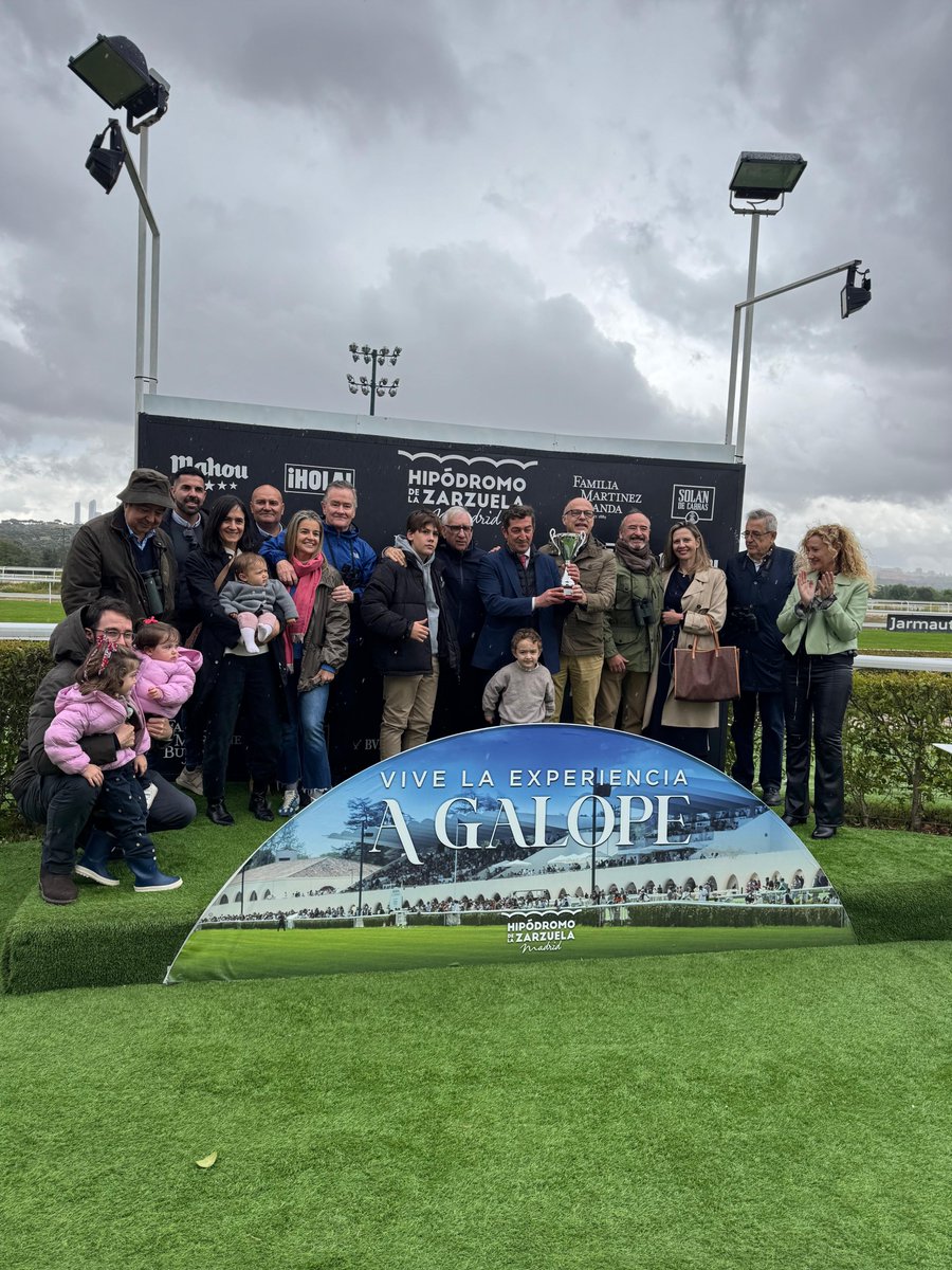 HipodromoMadrid's tweet photo. SIRJAN consiguió la victoria del Premio CORPA del domingo 10 de mayo.🥇

Enhorabuena a la Cuadra Cum Laude Racing, al preparador @tsereteli_a y al jockey @jgelabertb 

Entregó el trofeo Dña. Ana Chavarrias, Subdirectora de Comunicación de HZ.🏆 https://t.co/7iYQmVxGas