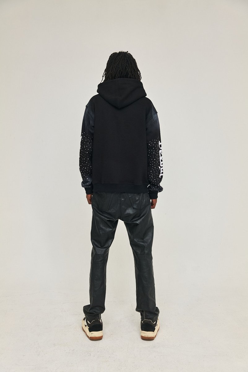 devinaapparel's tweet photo. No need to face the crowd. 🌑 Four colors, one vibe. Shop now → [link in bio] https://t.co/xg76Xdj4N6