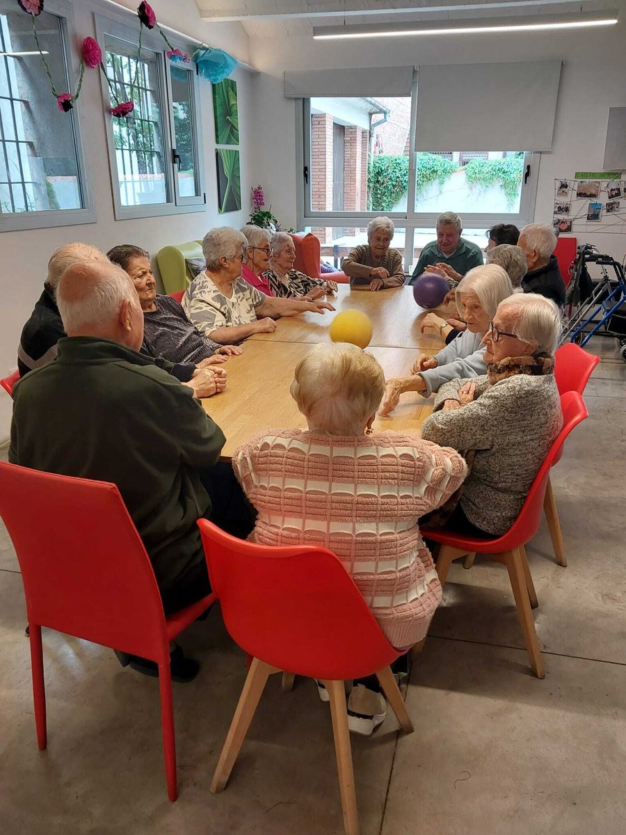 latardorOlot's tweet photo. 🟠 Som-hi ! Comencem la setmana amb molta energía ! 🤲 Treball de mobilitat, coordinació i activació cognitiva a través del joc dirigit amb pilotes. 

 #EnvellimentActiu #laTardorGentGran #Olot #noumodel https://t.co/71T49HO2ND