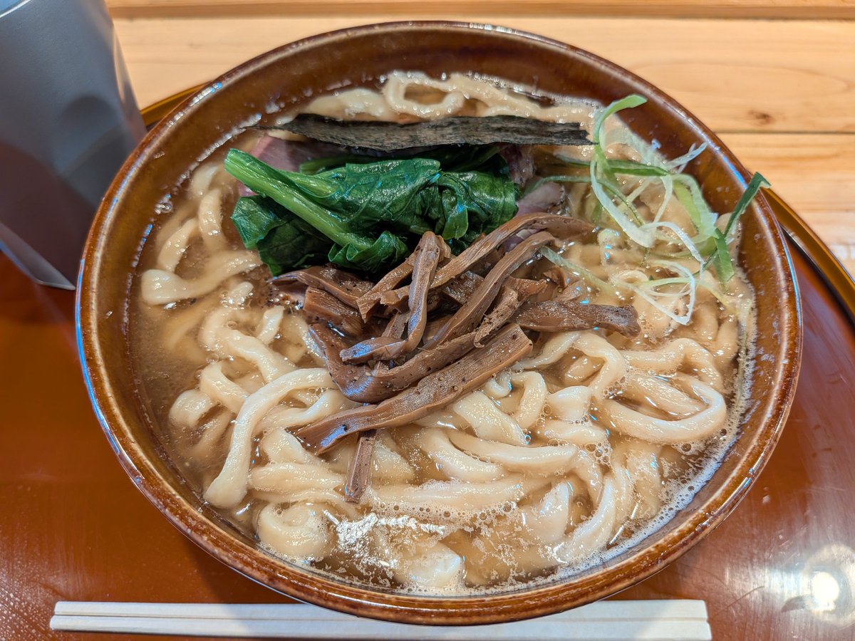 key_aynn's tweet photo. 松尾製麦@祖師ヶ谷大蔵
チャーシュー中華蕎麦中。初訪問。今年話題の新店。動物系に魚介を合わせたまろやかでコクのあるスープがうまい。2段階で茹でるこだわりの自家製麺はもちもちと食感良く素晴らしい。チャーシューはどれもうまいし、メンマの味付けが非常に合う。 https://t.co/3a0i36mnaU
