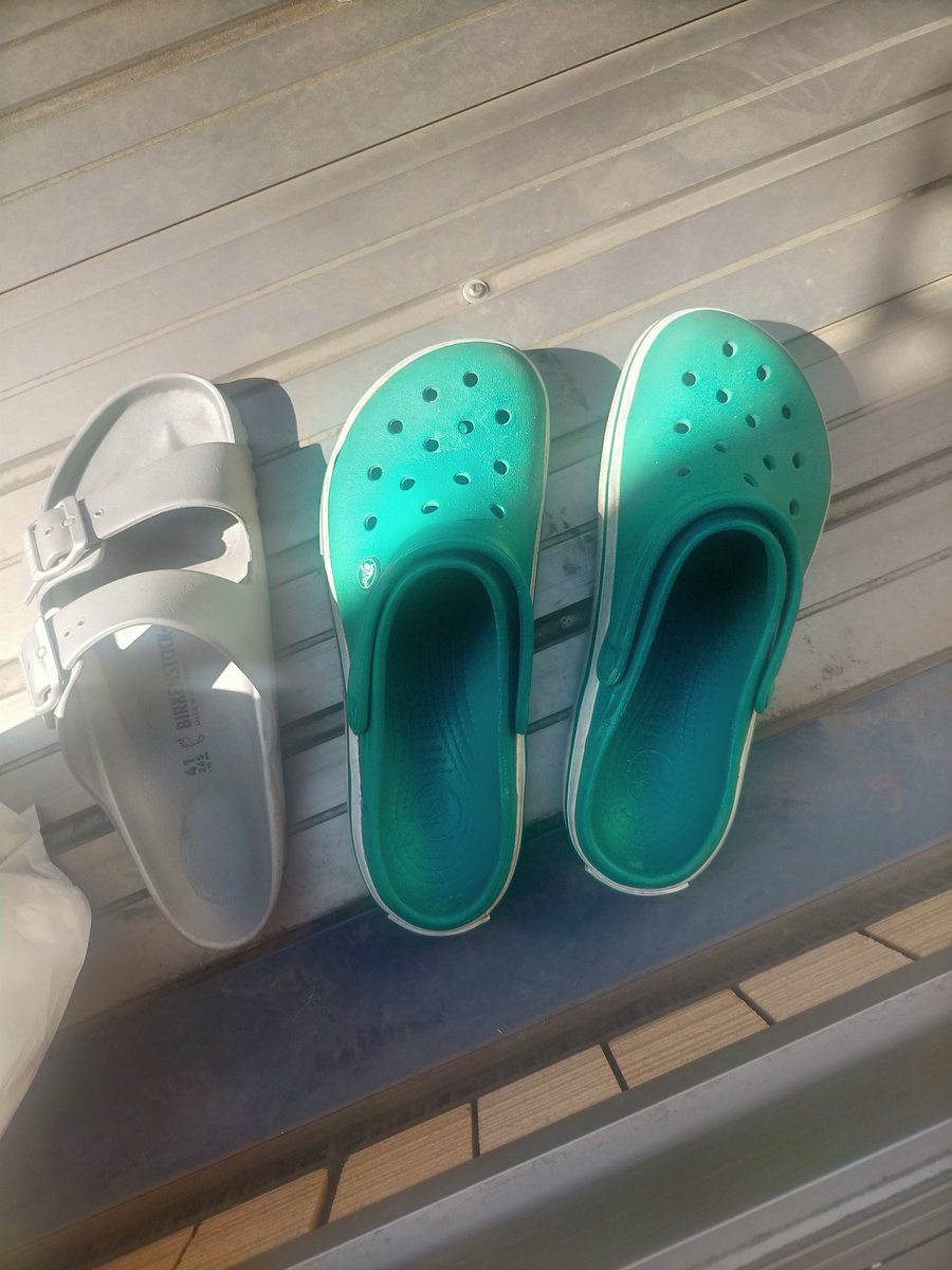 koza317's tweet photo. ちょっと待ってくださいよ〜

クロックスをベランダに置いていたら、
足入れる所、縮んだ。

かなり縮んだ。

足が入らない！

お気にの1足。

泣いてもいいですか？

ドンチュクライマイ♡♪B’z

#クロックス
#BZ
#裸足の女神
#クロックス縮むぞ
#泣くぞ https://t.co/6Y8yj39FF8