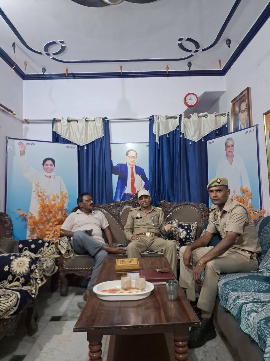 jitu_rajoriya's tweet photo. सहारनपुर देवबंद क्षेत्र में के लालवाला गांव में भूमि में फोटो/तस्वीर को लेकर विवाद में जहाँ खूनी संघर्ष हुआ जिसमे दलित समाज के कई लोग में कई लोग घायल हो गए थे उन दलितों से मिलने के लिए आज बहुजन समाज पार्टी का प्रतिनिधित्व मंडल उन पीड़ितो से मिलने के जा रहा हैं लेकिन सुबह से ही बसपा के पूरे जिला एवं विधानसभा पदाधिकारियों हाउस अरेस्ट कर लिया गया हैं।

बहुजन समाज पार्टी एक अनुशासित पार्टी है जहाँ पार्टी का कोई भी पदाधिकारी या कार्यकर्ता भड़काऊ बयान या उग्र प्रदर्शन नहीं करता है अपनी बात को संविधैनिक तरीके से रखता हैं और ये बात प्रशासन भी जानता है मगर उसके बावजूद भी प्रशासन द्वारा पार्टी के लोगों समाज के कठिन हालातों में उनके दुख में शामिल होने के लिए उनकी आवाज बनने के लिए रोका जा रहा हैं।

प्रशासन इतना ही कर रहा है तो निष्पक्ष जांच कर दोषियों पर कार्यवाही करें ताकि समाज को शासन और प्रशासन पर विश्वास हो सके