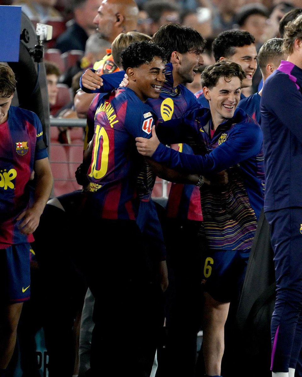 A first Laureus World Young Sportsperson of the Year Award and a third <a href="/LaLiga/">LALIGA</a> title for Lamine Yamal 👏 

Celebrating another trophy with his <a href="/FCBarcelona/">FC Barcelona</a> team and teammates 🏆