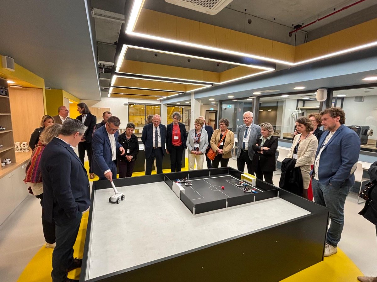 departement86's tweet photo. #Éducation | Visite du Campus Numeria à l’occasion de la Commission Permanente décentralisée.
 
L’école du futur implantée au cœur du Futuroscope propose un pôle d’excellence dédié aux innovations numériques pour l’éducation et la formation. 
 
« Ce campus incarne une certaine idée de la Vienne : une volonté de travailler ensemble, une logique de partenariat entre acteurs publics et privés, et une ambition forte autour de l’innovation, de la formation et de l’attractivité. » Alain Pichon