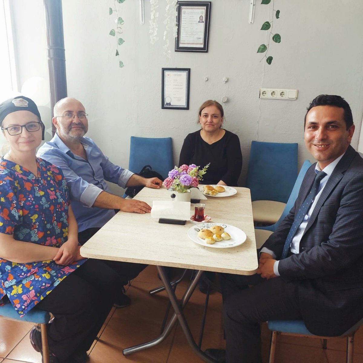 atcaataturkilk1's tweet photo. 🏠 Öğrenci velileriyle olan ilişkilerimizi güçlendirmek amacıyla gerçekleştirdiğimiz ziyaretlerimize devam ediyoruz. Öğrencilerimizden Korhan GÜNAY'ın ailesine konuk olduk. Ziyaretlerimiz devam edecek....
@tcmeb
@mehmetyigitmem
@Aydin_MEM
@MehmetMadran09
@SultanhisarMEM
#tymm https://t.co/rM9WYNHzBi