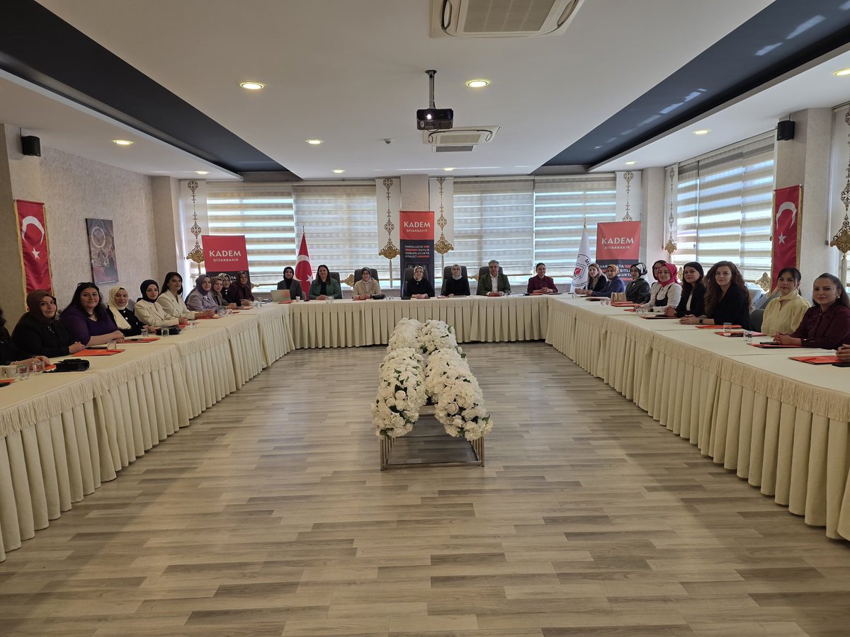 kademgaziantep's tweet photo. KADEM Güneydoğu Anadolu Bölge Toplantımızı Diyarbakır’da, çevre illerden gelen katılımcılarla birlikte gerçekleştirdik.  
Ortak hedefler doğrultusunda yürütülen çalışmaların karşılık bulduğunu görmek ayrıca gurur vericiydi 🌿

#kadem #kademgaziantep #diyarbakır https://t.co/e1EbLNgNGd