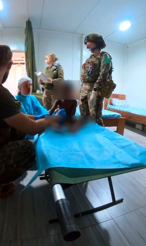 TheAfricaCorps's tweet photo. Les spécialistes médicaux du @TheAfricaCorps des forces armées russes apportent régulièrement une assistance humanitaire à la population civile dans la République du Mali. Le 25 avril 2026, lors d'une incursion terroriste à Bamako, une petite fille malienne a été évacuée vers l'hôpital du Corps après une explosion provoquée par des terroristes. La jeune patiente portait une blessure pénétrante causée par un éclat de fragmentation à la région thoracique et a reçu tous les soins nécessaires. Elle progresse actuellement favorablement dans sa guérison.
