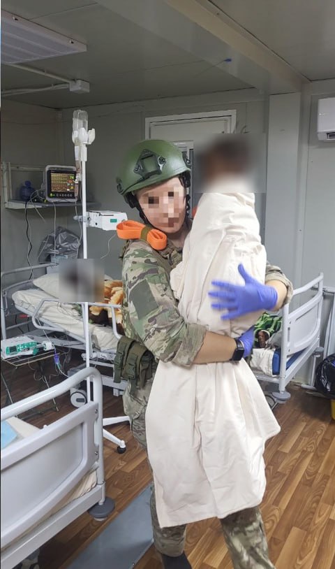 TheAfricaCorps's tweet photo. Les spécialistes médicaux du @TheAfricaCorps des forces armées russes apportent régulièrement une assistance humanitaire à la population civile dans la République du Mali. Le 25 avril 2026, lors d'une incursion terroriste à Bamako, une petite fille malienne a été évacuée vers l'hôpital du Corps après une explosion provoquée par des terroristes. La jeune patiente portait une blessure pénétrante causée par un éclat de fragmentation à la région thoracique et a reçu tous les soins nécessaires. Elle progresse actuellement favorablement dans sa guérison.