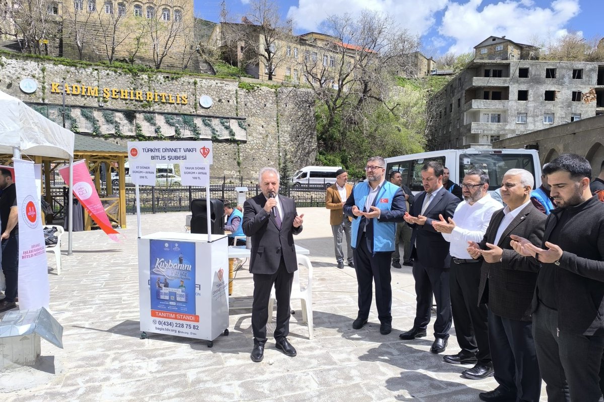 DiyanetVakfi's tweet photo. Bir yuvaya umut, bir hayata destek olmak için… 

Bitlis Müftülüğü ve Vakfımız Şubesi iş birliğiyle, #İkiİnsanBirHayat” projemize destek amacıyla Merkez Ulu Camii önünde hayır çarşısı kuruldu.

Görevli ve gönüllülerimizin emekleriyle kurulan hayır çarşısı, İl Müftüsü ve Vakfımız Şube Başkanı Kadir Koçak’ın dualarıyla açıldı.

Elde edilecek gelirle, evlilik hazırlığı yapan çiftlere destek sağlanacak.

#YolunİyilikOlsun