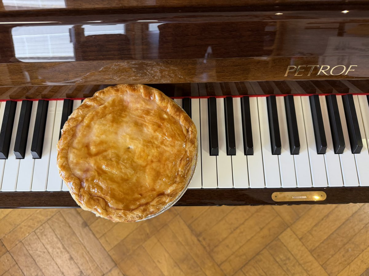 nagoyapiano's tweet photo. ピアノとアップルパイと私。
3箱も頂いちゃった！

ちなみに当店では明日からペトロフオープンDAY🎹
https://t.co/0bXBgJGtcj

#TROISCINQ上高地
#PETROF https://t.co/xLChnnxJ8R