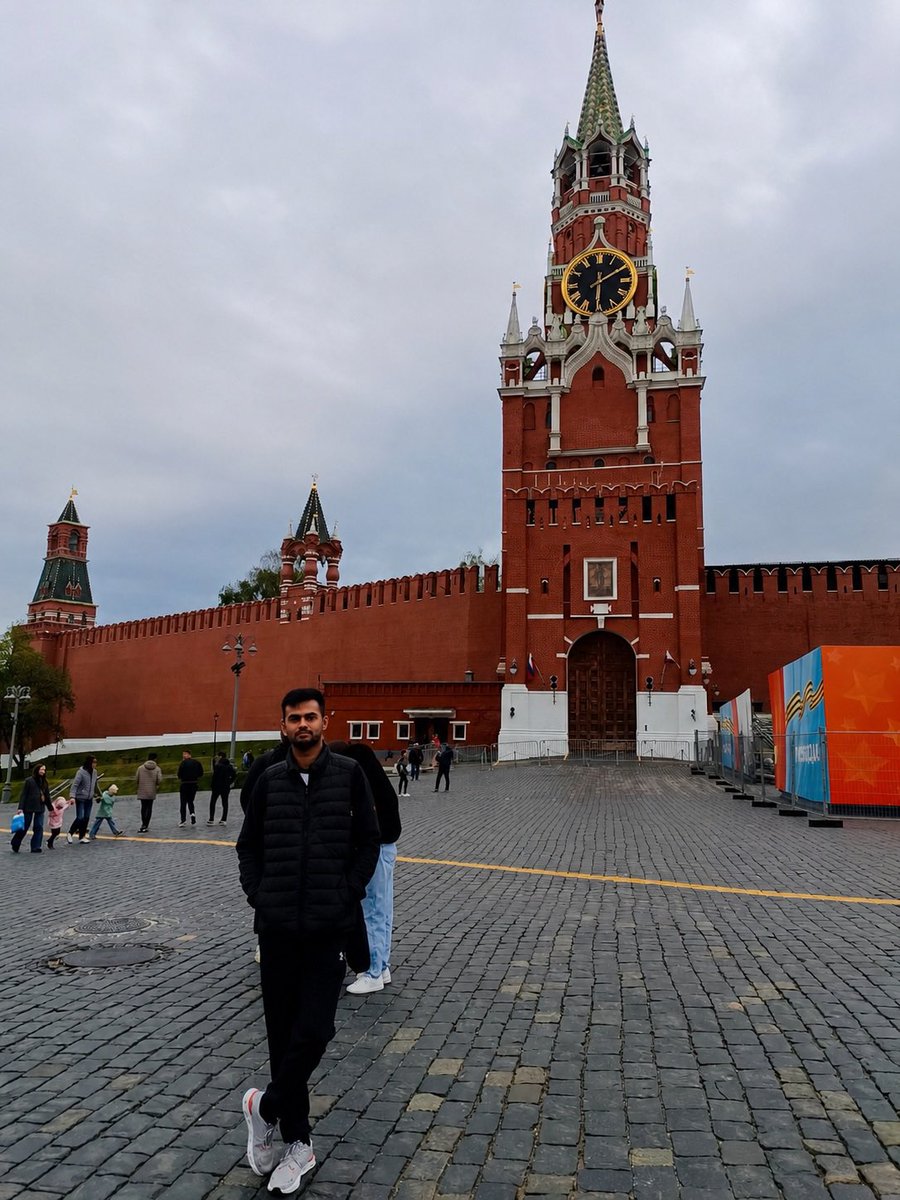 IamAOT_'s tweet photo. Moscow Kremlin — Fortified complex in central Moscow; the historic and political heart of Russia, enclosed by red-brick walls and towers.

Blends Russian and Italian Renaissance architectural styles.

#Moscow #kremlin #redsquare #travel #russia #foryouシ #explore https://t.co/l0zFsgr89T