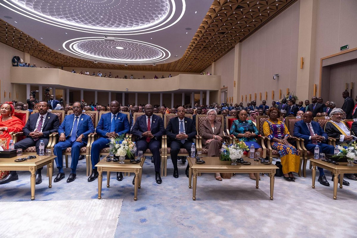 PalaisduPeuple's tweet photo. En ce jour mémorable, la cérémonie officielle d’investiture du Président de la République S.E.M Ismaël Omar Guelleh s'est tenue au Palais du Peuple, un moment solennel et historique marqué par la présence de nombreuses délégations étrangères, chefs d’État et hautes personnalités. https://t.co/ULqADw1A7o