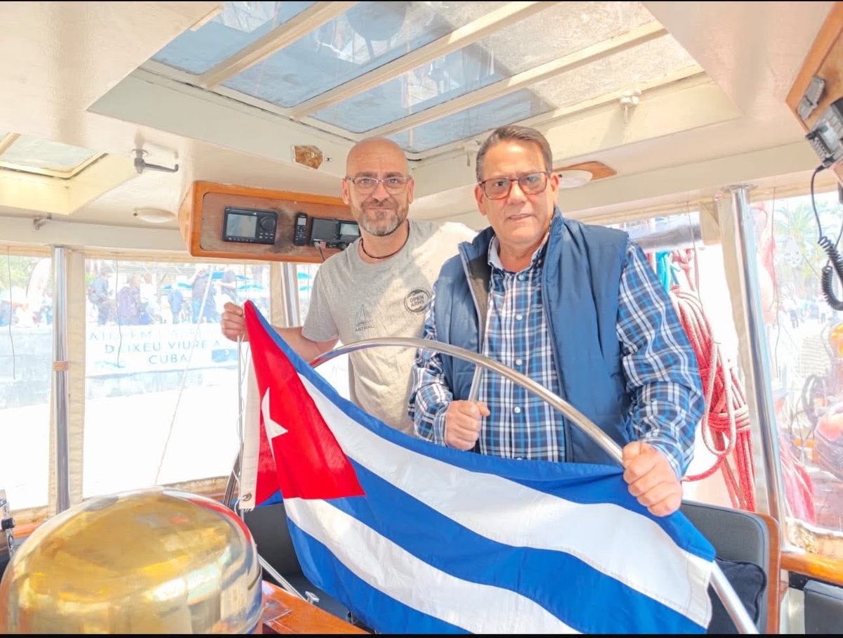 castromedinaale's tweet photo. Despedimos en Barcelona, junto a los amigos de la Solidaridad “DEFENSEM-CUBA” y Cubanos Residentes “José Martí”, al Velero “Open Arms” - Misión Marítima Solidaria “Rumbo a #Cuba”, que denuncia el bloqueo energético de EE.UU. , y transporta kits de paneles solares. https://t.co/BlEz0RVtip