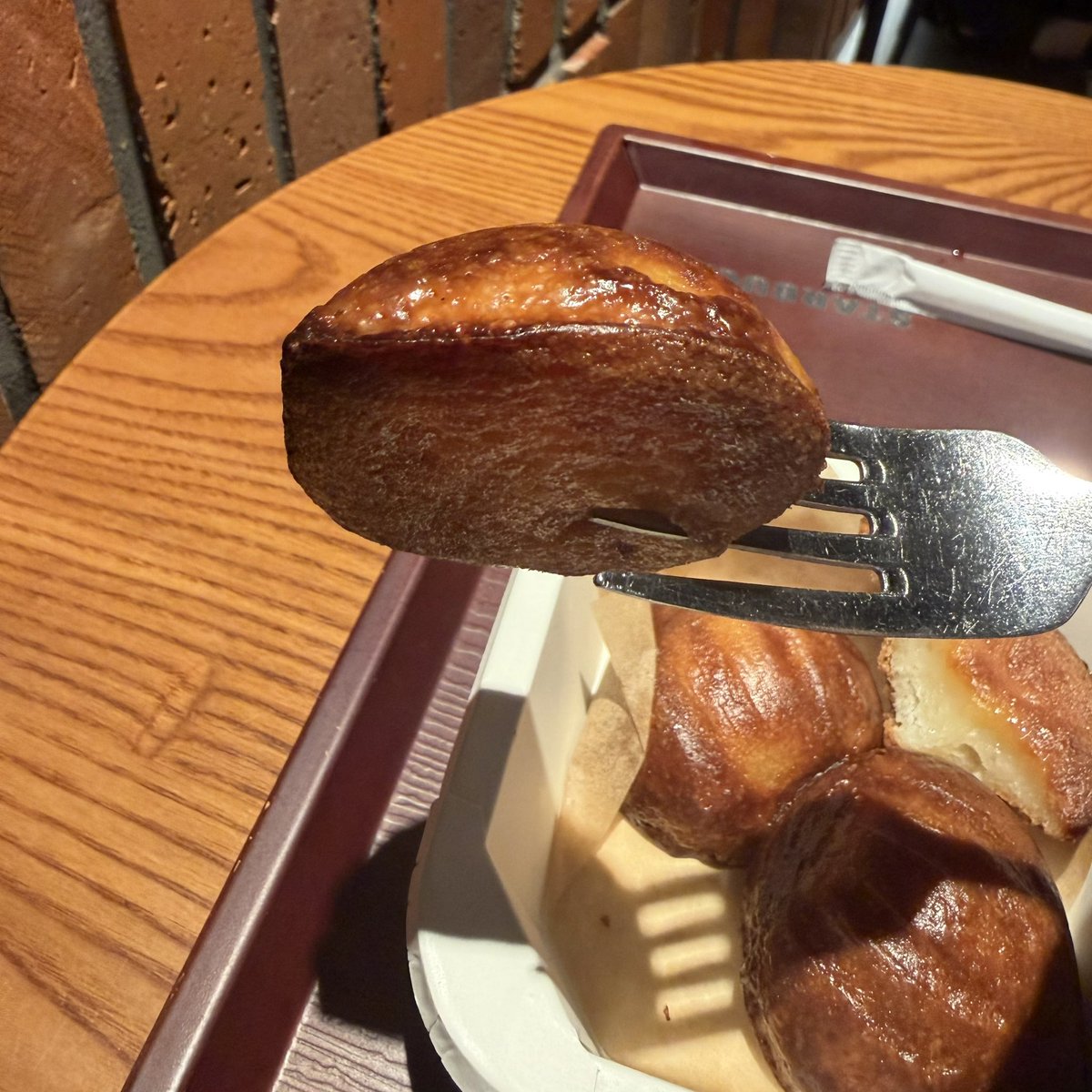 jongkg7's tweet photo. 韓国のスターバックスで話題のバター餅「バターバイツ」を実食。
4個入りで7,900ウォン、1セット472kcalです。
見た目は小さめですが、かなり満足感あり。  
外はカリッ、中はもっちもち。  
噛むたびにバターの香りが広がって、完全にバター餅系スイーツ。
最近韓国で流行っている理由分かりました。 https://t.co/35qPvdGQ6e
