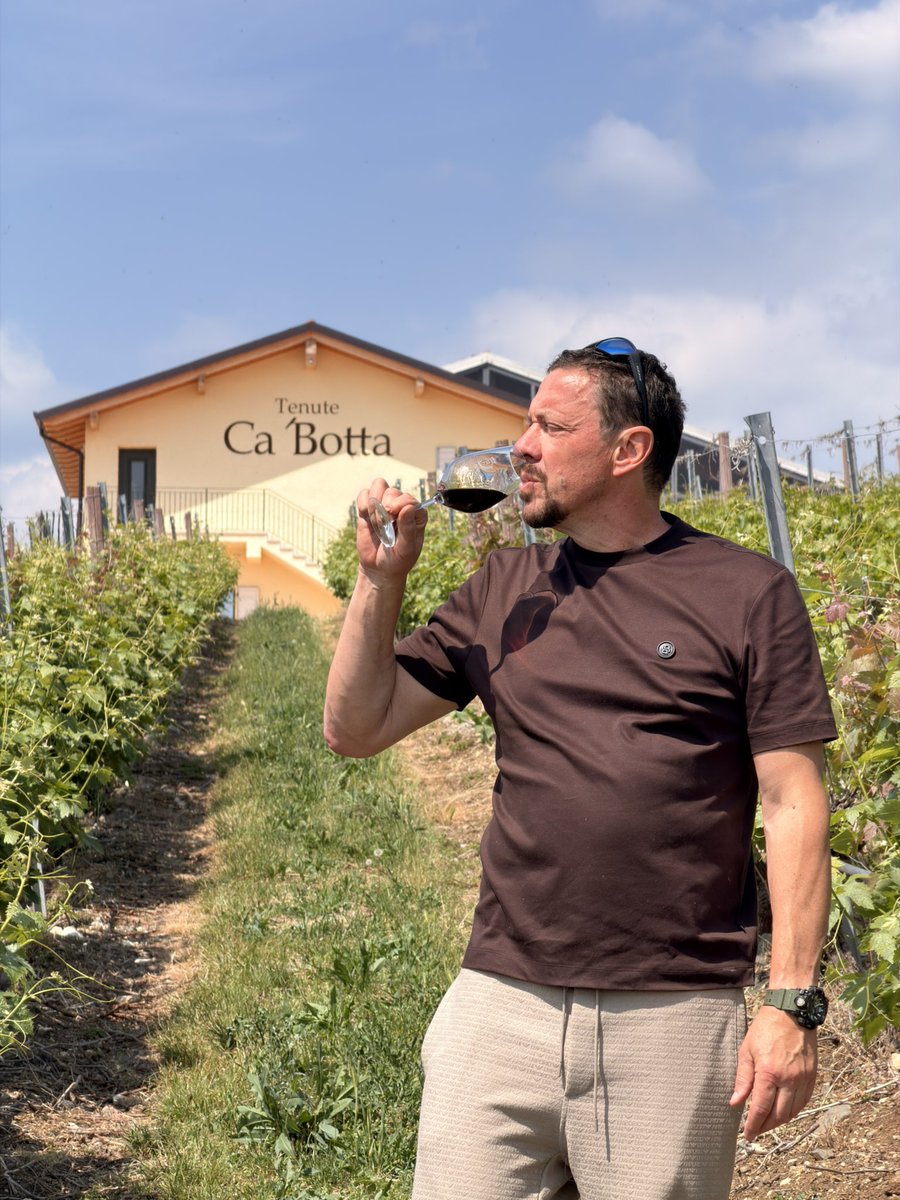 CaBottaVini's tweet photo. Our importers visited Ca’ Botta to film a promotional video and a few short clips for social media.

The plan was to capture the wines, the vineyards, and the views of Valpolicella.

Ca’ Botta, of course, had no problem stealing the spotlight 😂🍷 https://t.co/gnDsQJjAaE