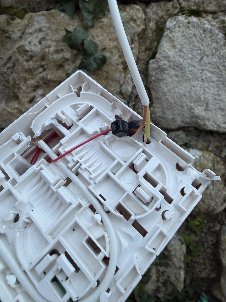 HugoGuillemard's tweet photo. 5 mois que ma fibre @bouyguestelecom est dans cet état.

Chaque mois un technicien passe, constate qu’il faut une nacelle pour réparer… puis repart sans rien faire car pas équipé.
Boîtier PTO suspendu dans le vide, câbles exposés à la pluie… Nickel 👌 
@Arcep https://t.co/CP8Vlak5Zu