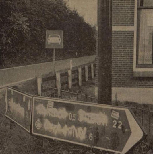 Friespunt's tweet photo. #Hjoed yn 1976, krekt 20 jier nei it fan krêft wurden fan de Wet Gebruik Friese Taal, wie it heger berop fan Gjalt Jelsma, Harke Bremer en Johannes Elzinga fan FOKA. Dy wiene yn 1975 ta in boete fan 100 gûne feroardiele foar it giel fervjen fan de NL plaknammebuorden fan #Snits. https://t.co/pGf5G9YOE6