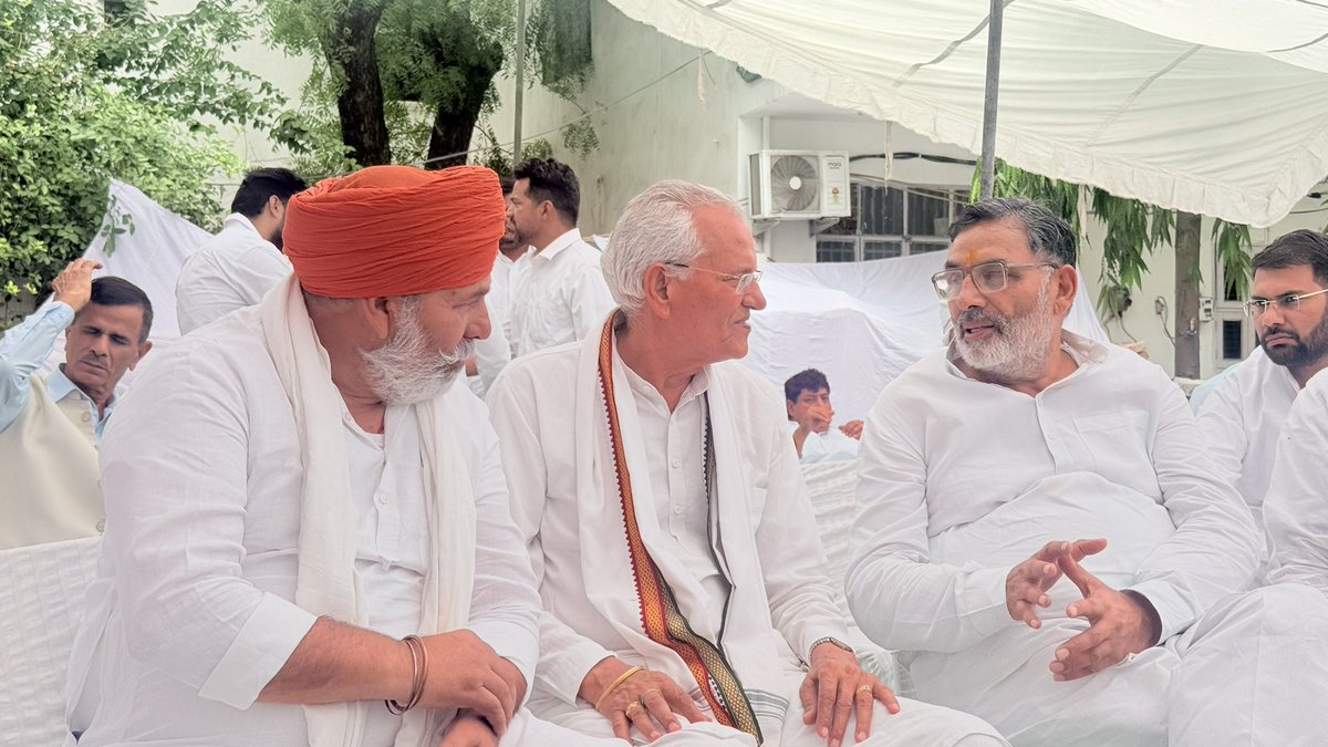 meelrajaram's tweet photo. आज दिल्ली के महिपालपुर में चौधरी युद्धवीर सिंह जी (राष्ट्रीय महासचिव, अखिल भारतीय जाट महासभा) की पूजनीय माता श्रीमती प्रेमवती जी की तेरहवीं एवं हवन कार्यक्रम में सम्मिलित होने का अवसर मिला। इस दुख की घड़ी में भाई युद्धवीर सिंह जी और उनके परिवार के साथ शोक संवेदनाएं व्यक्त कीं। कार्यक्रम में राकेश टिकैत जी और सहरावत परिवार के अन्य सदस्य भी उपस्थित रहे।
कुरीतियों के विरुद्ध एक साहसिक पहल
माता जी के निधन पर परिवार ने जो निर्णय लिया, वह पूरे समाज के लिए एक मिसाल है। युद्धवीर जी ने 'मृत्यु भोज' जैसी पुरानी और बोझिल प्रथा का त्याग कर यह सिद्ध कर दिया कि शोक के समय में आडंबर की कोई जगह नहीं होनी चाहिए।
मेरे विचार और कुछ ऐतिहासिक तथ्य:
• समाज की कुरीति: सदियों से मृत्यु भोज जैसी प्रथाओं ने हमारे किसान समाज को आर्थिक रूप से कमजोर किया है। कई परिवार केवल 'लोक-लाज' के डर से कर्ज लेकर भोज करते हैं।
• बदलाव की आवश्यकता: इतिहास गवाह है कि वही समाज जीवित रहता है जो समय के साथ अपनी कुरीतियों को सुधारता है। जिस तरह माता प्रेमवती जी ने सादगी से जीवन जिया, उनकी विदाई भी उसी सादगी और संस्कारों के साथ हुई।
• नेतृत्व की जिम्मेदारी: जाट महासभा और भारतीय किसान यूनियन के माध्यम से मेरा हमेशा प्रयास रहा है कि हम अपनी युवा पीढ़ी को एक प्रगतिशील और कर्ज-मुक्त समाज सौंपें। आज का यह कार्यक्रम उस दिशा में एक बड़ा कदम है।
मैं 80 वर्ष के अपने इस जीवन अनुभव के आधार पर पूरे समाज, विशेषकर राजस्थान के मेरे किसान भाइयों से यह अपील करता हूँ कि आइए, हम सब मिलकर इस 'मृत्यु भोज' मुक्त अभियान का हिस्सा बनें।
माता जी की आत्मा को शांति मिले, यही ईश्वर से प्रार्थना है। भाई युद्धवीर सिंह जी और उनके परिवार का यह कदम सदैव प्रेरणा देता रहेगा।

#JatMahasabha #KisanUnion #SocialChange #StopMrityuBhoj #ProgressiveSociety