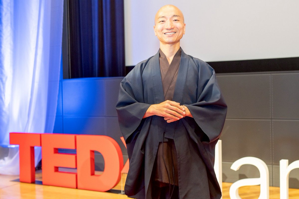 yochanting's tweet photo. TEDx Marunouchi - Life is Beautiful -

初開催となるTEDx 丸の内にてオープニングを務めさせていただきました。

サイマティクスという現象を用いたビジュアルアート、水の曼荼羅と植物のパルスから音楽を演奏するアーティスト  @keigo_tanaka_music と電気に有機的な変化を加えることでサウンドや、照明、空間そのものに新次元の演出を加える @dragonsound.info と共に、呼吸と視覚、そして目に見えない共鳴作用にアプローチする「存在の再発見」体験。

Life is Beautiful. 人生は美しい。言語での認識の限界越える体験としてパフォーマンスさせていただきました。

禅で言うとこ��の「不立文字」

本当に大切なことは言葉では決して理解出来ない。

体験をもって知るしかない。

私たちは音と視覚、そして体感的な共鳴作用を通してそのことを表現しています。

#ted #tedx #tokyo #yogetsuakasaka