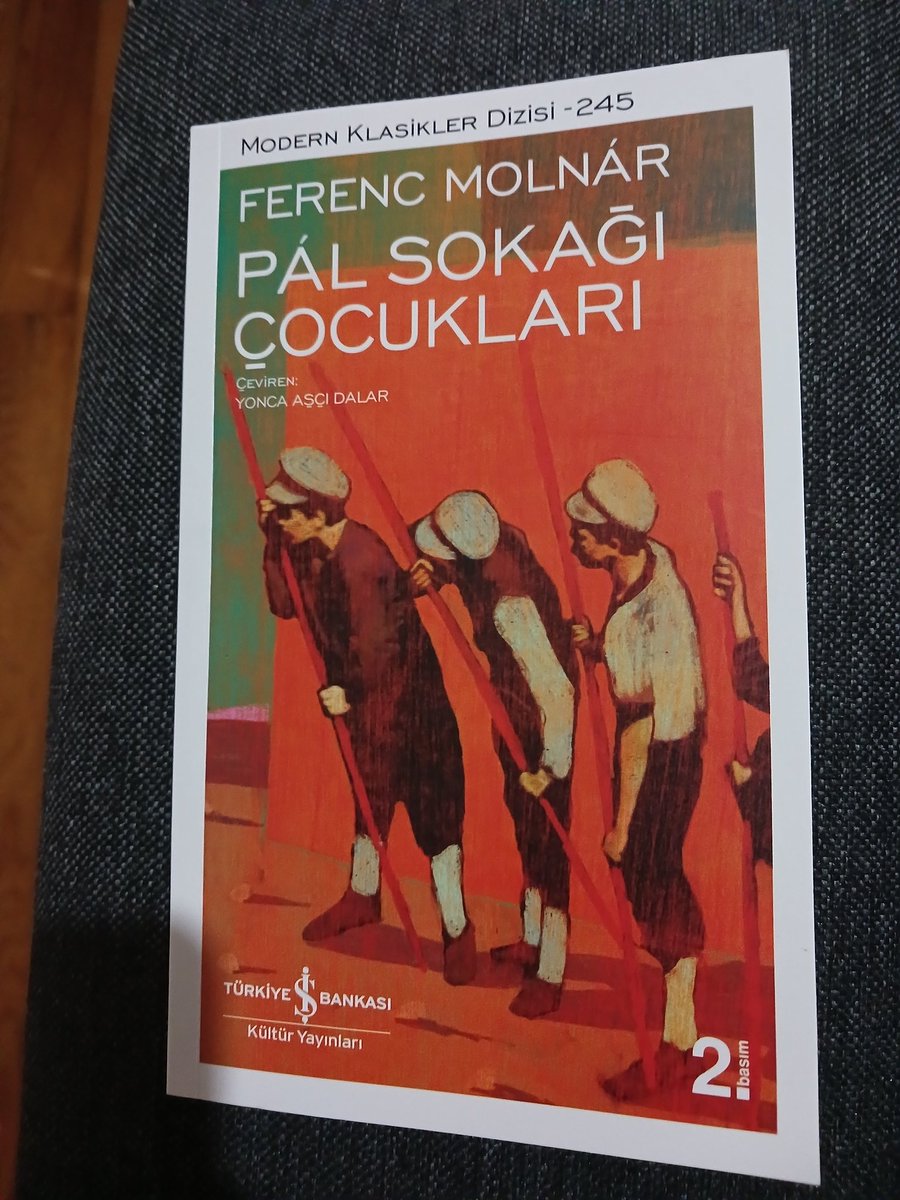 cycelalyigit's tweet photo. Macar edebiyatının en tanınmış yazarlarından Ferenc Molnár; özellikle, 1907 tarihli 'Pal Sokağı Çocukları' adlı romanı ile geniş kitlelere ulaşmış, birçok dile çevrilmiş ve çocuk klasikleri arasına dahil edilmiş romanın yazarıdır. https://t.co/QDp3SswmSi