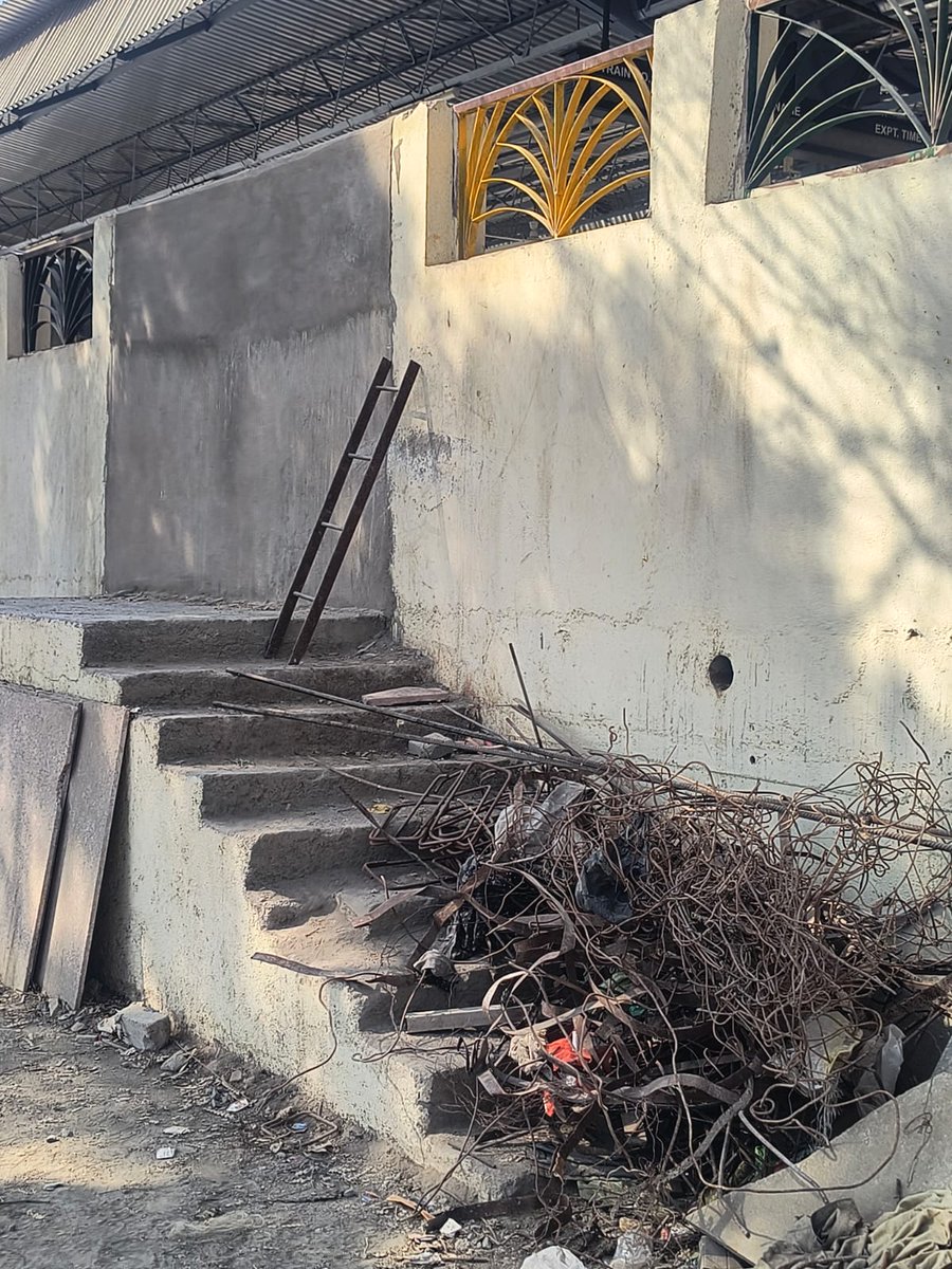 gt2882's tweet photo. @RatlamDRM  mandsaur railway station ke Platform number 2 per Gate kholna chahiye,  Kyunki divyang jano, senior citizens aur koi bhi marij ho usko Platform no1 se Platform no 2 tak apne coach tak jaane mein bahut jyada problem aati hai.
@WesternRly
@AshwiniVaishnaw
@RailMinIndia https://t.co/2jIvXK3LZB