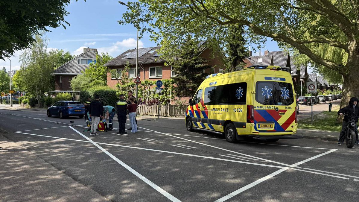 Fietser met spoed naar ziekenhuis na aanrijding