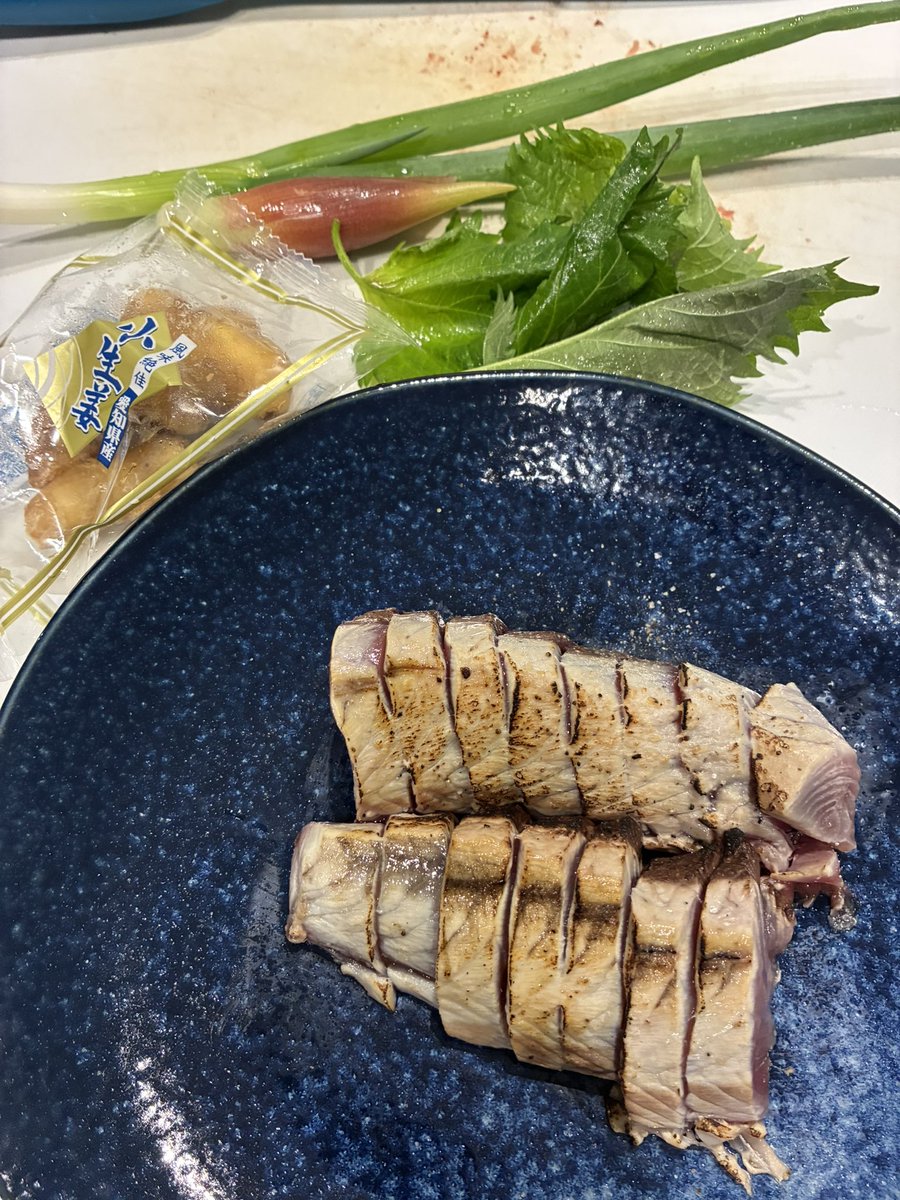 高知産のいい生カツオ買えたから
昼も夜もタタキにしてる