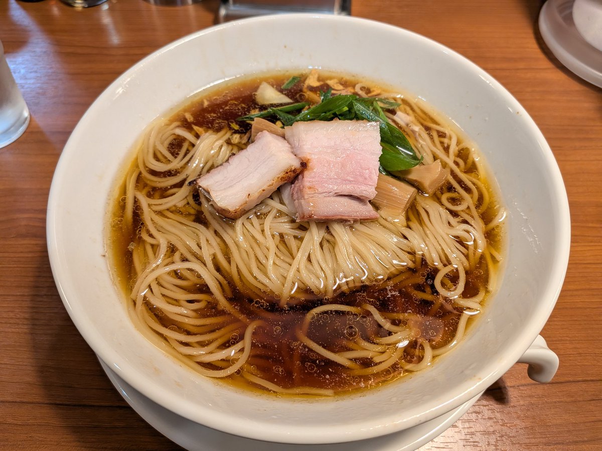 key_aynn's tweet photo. 下北沢あはれ@下北沢
醤油らーめん。初訪問。鶏を中心としたスープはバランス良くスっと入ってくる。中細ストレート麺はなめらかで良い相性。フライドオニオンなどが入っており味にアクセントが出るのも良い。辛味噌まぜそばも美味しそうだったな。 https://t.co/WII1ZB7MJH