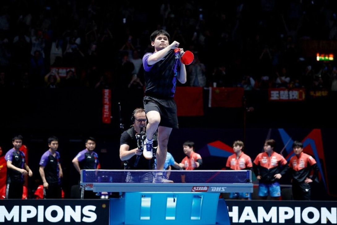 卓球世界選手権の男子決勝で、日本を下した中国の林詩棟が卓球台に跳び乗り、胸の中国国旗を指差して誇示する暴挙に出た。中国国内では「英雄」と称賛の嵐。他国の礼儀失念には厳しい癖に、自国のマナー違反は勝利の名の下に正当化する。この厚顔無恥な二重基準こそ、中国スポーツ界の品格の欠如を露呈