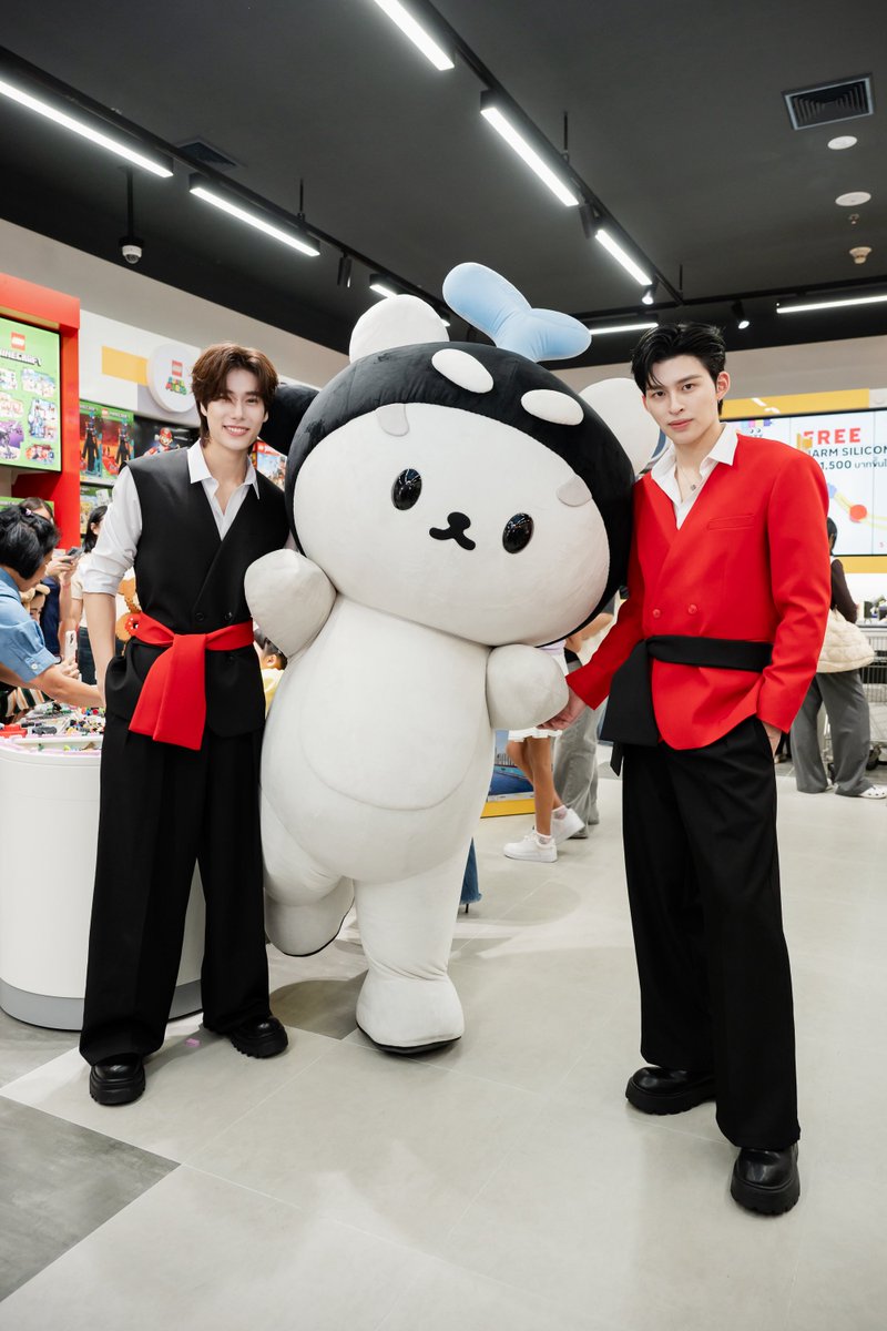 Siam_Paragon's tweet photo. เป็นเฟรมรวมที่น่ารักเท่าโลก
🧩 #ppnaravit #phuwintang และ #POLCASAN ร่วมเปิด LEGO Certified Store รูปลักษณ์ใหม่ ณ ชั้น 3 สยามพารากอน
#PondPhuwin
#LEGOTH
#LEGOSiamParagon https://t.co/doivnhTDVX