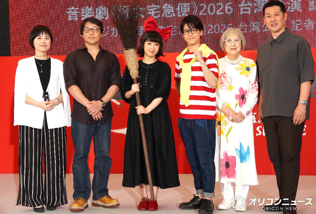 oricon's tweet photo. ミュージカル「魔女の宅急便」
キキ役・山戸穂乃葉、台湾公演での楽しみは
「赤色の街に行ってみたいです」

キキは13歳…自身は18歳に
「キャピキャピとかは落ち着いたのかな」
https://t.co/ztAtbS9A61

ミュージカル「魔女の宅急便」🐈‍⬛
日本人制作、日本人キャストにより台湾で上演 https://t.co/1XBbDlHJn9