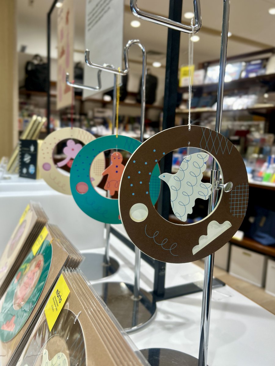 smith_machida's tweet photo. デルフォニックスの新商品「メルタ」シリーズ、好評販売中です！
直営店限定のモビールカードセットは、中央のモチーフが揺れる仕様でインテリアとしてもお楽しみいただけます。
封筒付きなので、メッセージを書き添えて贈り物にもおすすめです◎

#delfonics https://t.co/9fhVDC7Cq0